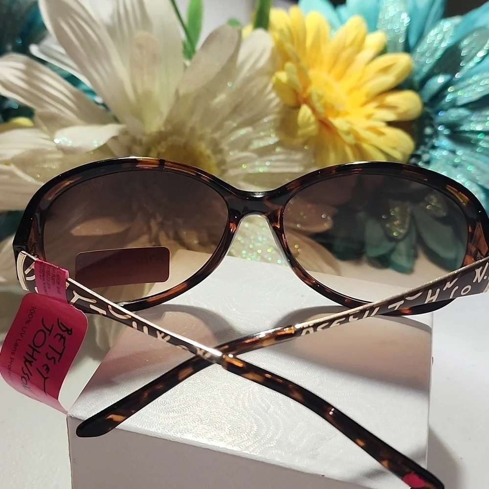 BETSEY JOHNSON SUNGLASSES - Picture 4 of 7